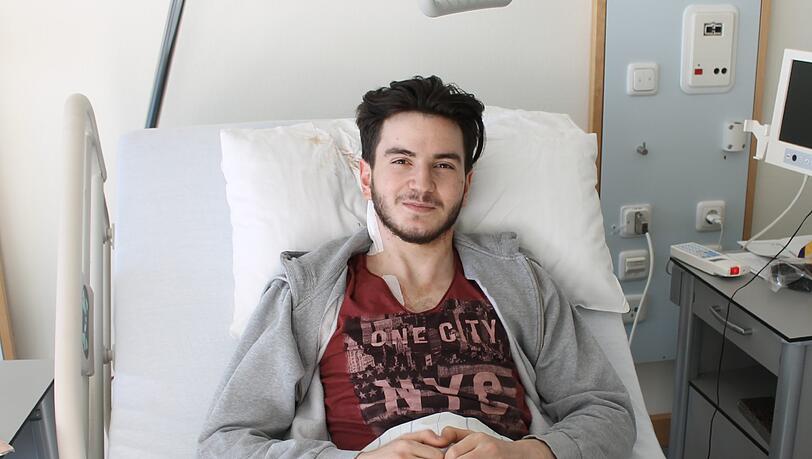 Umut D. liegt in Kempten im Krankenhaus. Er musste nach der Attacke notoperiert werden. Umut D. liegt in Kempten im Krankenhaus. Er musste nach der Attacke notoperiert werden.
