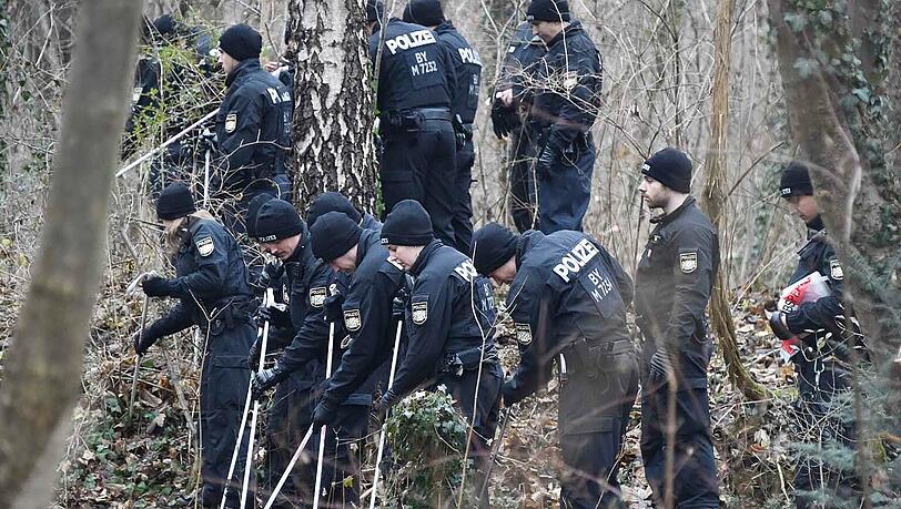Trotz großer Spurensuche: Bisher gibt es keine Spur des Mannes. Trotz großer Spurensuche: Bisher gibt es keine Spur des Mannes.