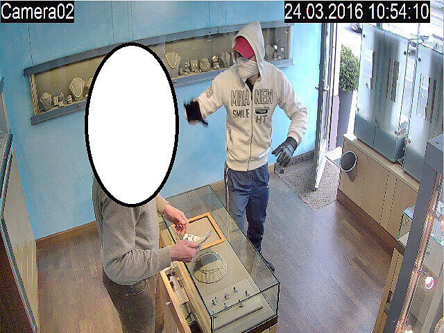 Bild 1: Das Foto zeigt einen der Täter bei der Tatausführung. Wer kann Angaben zu Personen machen, die derartige Kleidungsstücke besitzen?