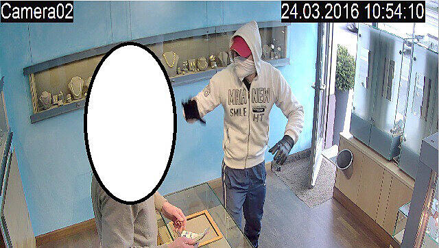 Bild 1: Das Foto zeigt einen der Täter bei der Tatausführung. Wer kann Angaben zu Personen machen, die derartige Kleidungsstücke besitzen? Bild 1: Das Foto zeigt einen der Täter bei der Tatausführung. Wer kann Angaben zu Personen machen, die derartige Kleidungsstücke besitzen?