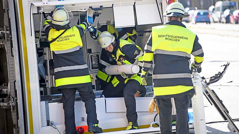 Sechs Menschen wurden bei dem Zusammenstoß verletzt, Augenzeugen eilten sofort zur Hilfe herbei.
