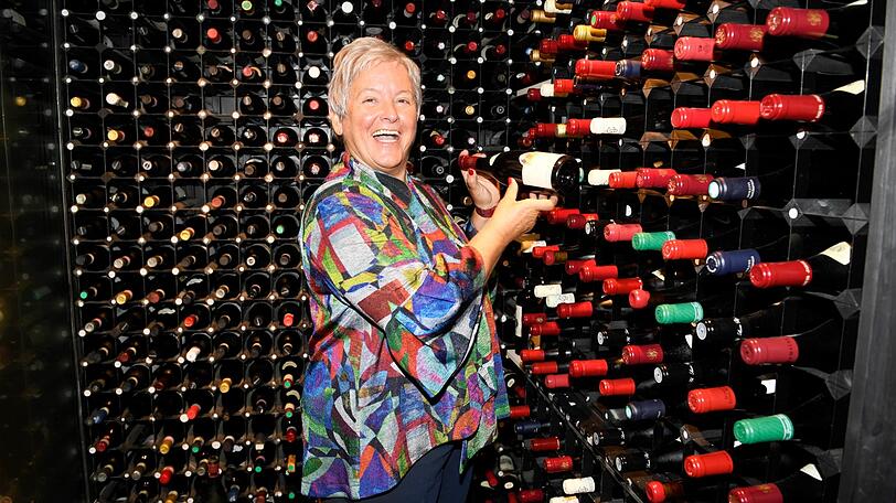 Prost! Wein-Legende Paula Bosch im Tantris-Weinkeller, der 35.000 Flaschen umfasst.