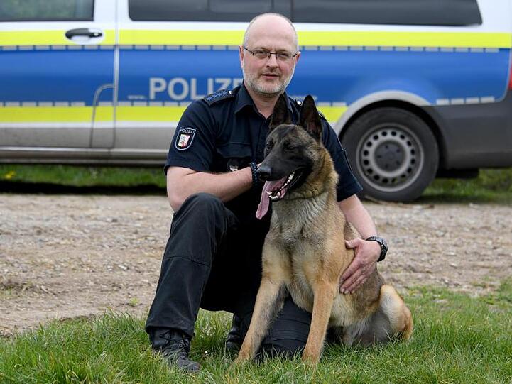 Mischlingshund "Jack" sitzt neben seinem Herrchen Hauke Messer.