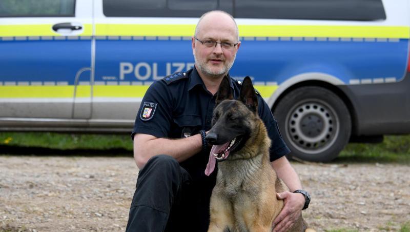 Mischlingshund "Jack" sitzt neben seinem Herrchen Hauke Messer. Mischlingshund "Jack" sitzt neben seinem Herrchen Hauke Messer.