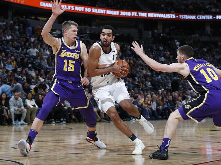 Die Lakers-Spieler Moritz Wagner (l) und Swjatoslaw Mychajljuk (r) verteidigen gegen Trey Lyles von den Denver Nuggets.