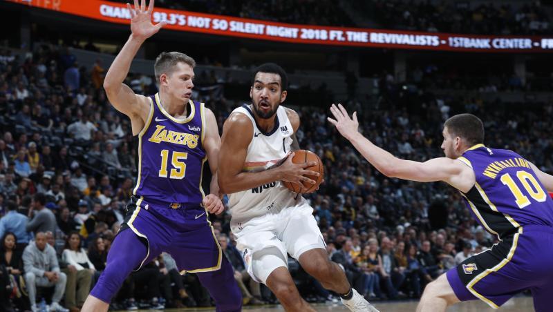 Die Lakers-Spieler Moritz Wagner (l) und Swjatoslaw Mychajljuk (r) verteidigen gegen Trey Lyles von den Denver Nuggets. Die Lakers-Spieler Moritz Wagner (l) und Swjatoslaw Mychajljuk (r) verteidigen gegen Trey Lyles von den Denver Nuggets.