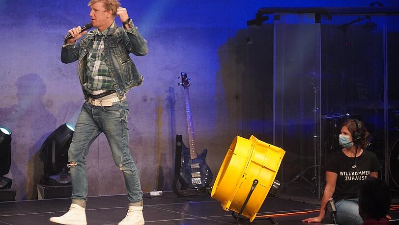 Pastor Markus Kalb wirkt bei seiner Predigt bisweilen wie ein Motivationsredner. Pastor Markus Kalb wirkt bei seiner Predigt bisweilen wie ein Motivationsredner.