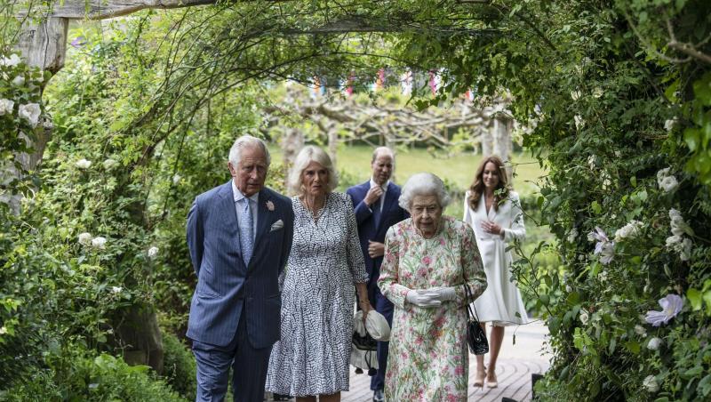 Die britische Königin Elizabeth II. (vorne r) mit Prinz Charles (l) und Camilla sowie Kate und Prinz William.