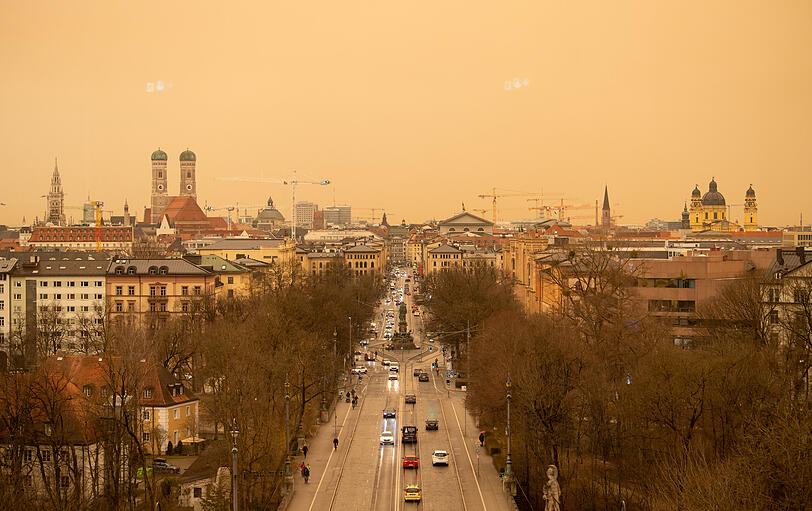 Deutlich zu erkennen: Der gelbliche Himmel über München.