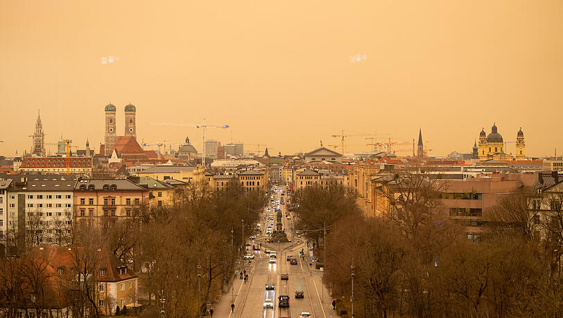 Ein Bild von Mitte März: Der gelbliche Himmel über München.