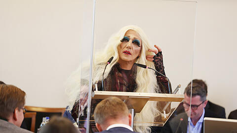 Linken-Stadtrat Thomas Lechner in der Vollversammlung des Münchner Stadtrats am 17. Mai als Dragqueen.