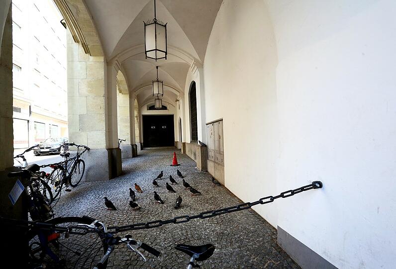 Dieser Platz zieht tagsüber Tauben an und später Nachtschwärmer, die ihre Notdurft hier verrichten, heißt es.
