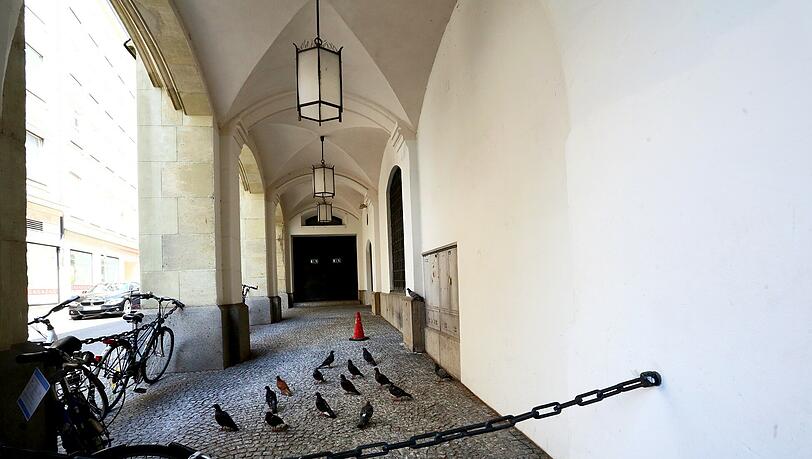 Dieser Platz zieht tagsüber Tauben an und später Nachtschwärmer, die ihre Notdurft hier verrichten, heißt es. Dieser Platz zieht tagsüber Tauben an und später Nachtschwärmer, die ihre Notdurft hier verrichten, heißt es.