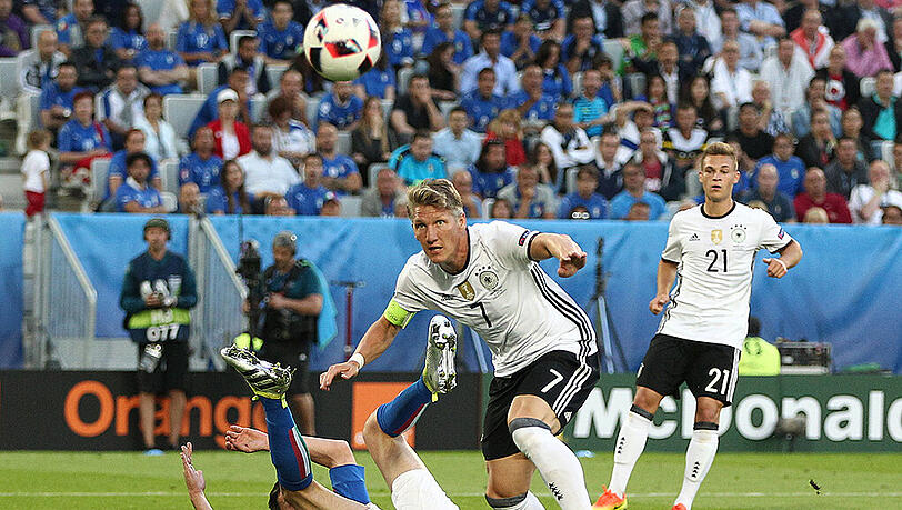 Bastian Schweinsteigers Kopfballtor gegen Italien wurde wegen eines vorangegangenen Foulspiels des DFB-Kapitäns nicht gegeben. Bastian Schweinsteigers Kopfballtor gegen Italien wurde wegen eines vorangegangenen Foulspiels des DFB-Kapitäns nicht gegeben.