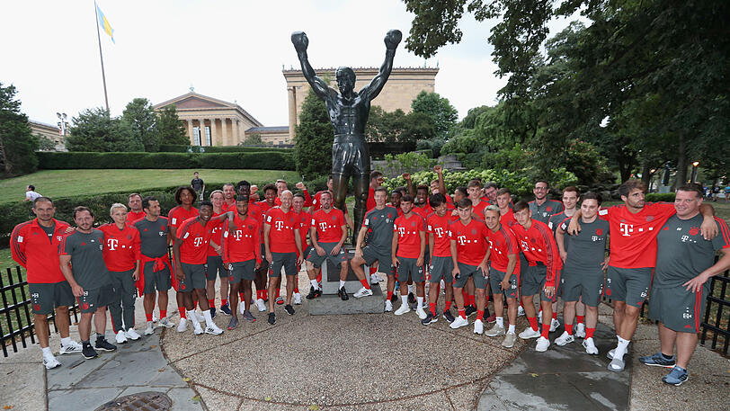 Posieren mit Rocky: Die Bayern in Philadelphia vor einer Statue des Boxers.