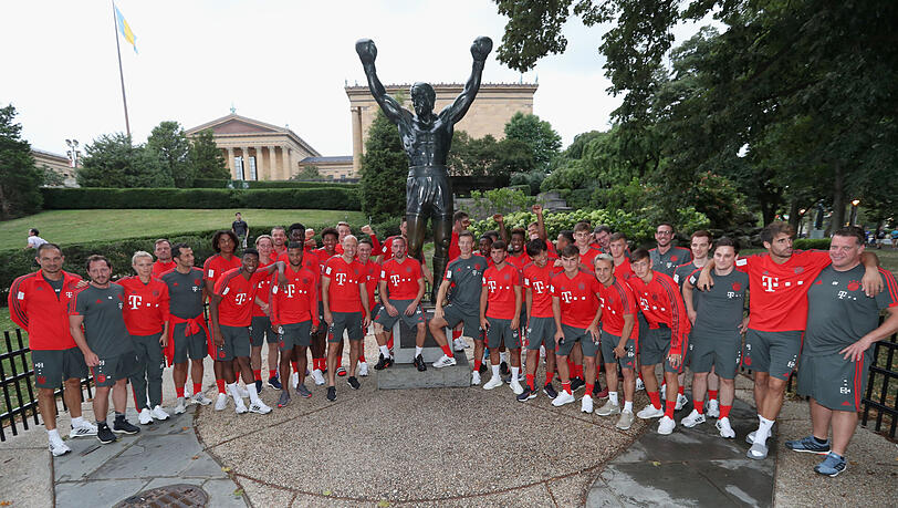 Posieren mit Rocky: Die Bayern in Philadelphia vor einer Statue des Boxers.