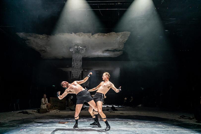 Sven Schelker (links) und Sebastian Zimmler im Stück &bdquo;Der Boxer&ldquo; von Szczepan Twardoch.