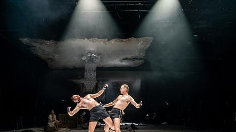 Sven Schelker (links) und Sebastian Zimmler im Stück &bdquo;Der Boxer&ldquo; von Szczepan Twardoch.