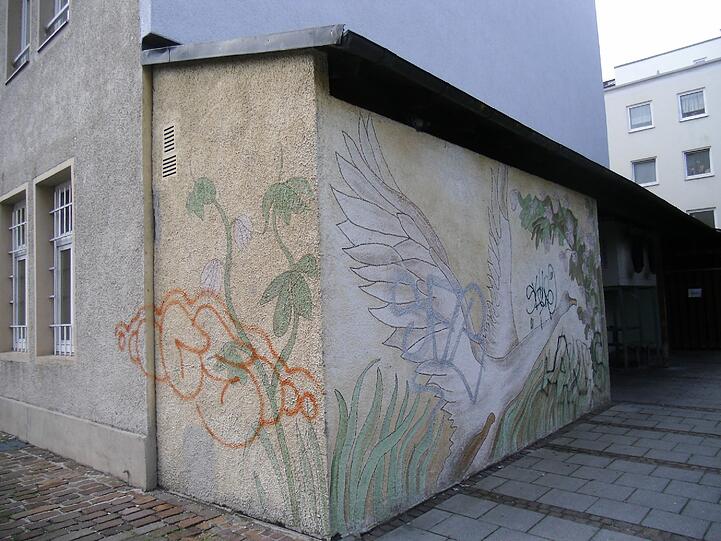 Nicht besonders kunstvoll: Über den Schwan hat jemand Graffiti gesprüht.
