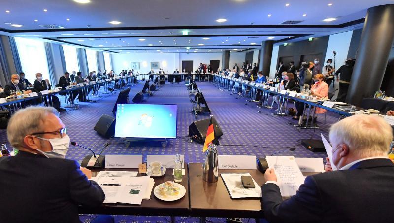 Bundesinnenminister Horst Seehofer (r) und die Innenminister der Länder beraten in Erfurt. Bundesinnenminister Horst Seehofer (r) und die Innenminister der Länder beraten in Erfurt.
