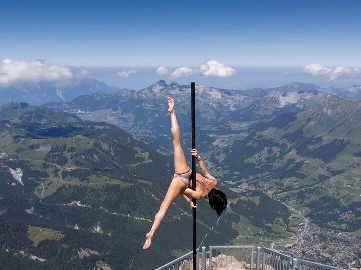 Die italienisch-schweizerische Stangenakrobatin Sheila Nicolodi auf einem Berggipfel in 3000 Metern Höhe.