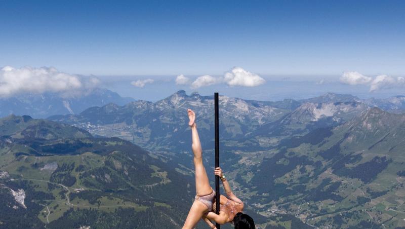 Die italienisch-schweizerische Stangenakrobatin Sheila Nicolodi auf einem Berggipfel in 3000 Metern Höhe. Die italienisch-schweizerische Stangenakrobatin Sheila Nicolodi auf einem Berggipfel in 3000 Metern Höhe.