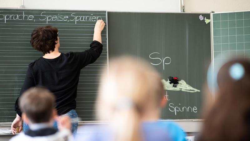 Ab Montag dürfen viele Schüler wieder in den Präsenzunterricht. Aber welche Regeln gelten und wer muss weiter zu Hause bleiben? (Symbolbild)