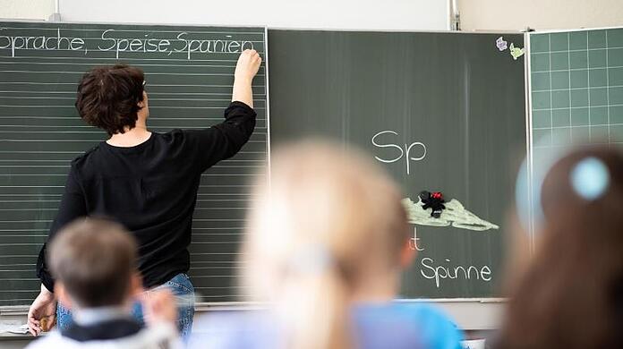 Ab Montag dürfen viele Schüler wieder in den Präsenzunterricht. Aber welche Regeln gelten und wer muss weiter zu Hause bleiben? (Symbolbild)