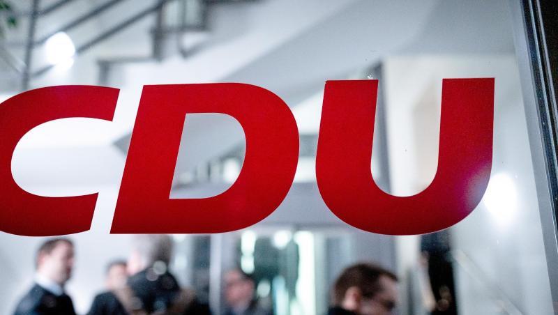 Das Logo der CDU steht an der Eingangstür der Geschäftsstelle in Düsseldorf.