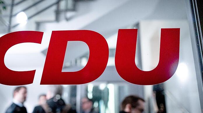 Das Logo der CDU steht an der Eingangstür der Geschäftsstelle in Düsseldorf.