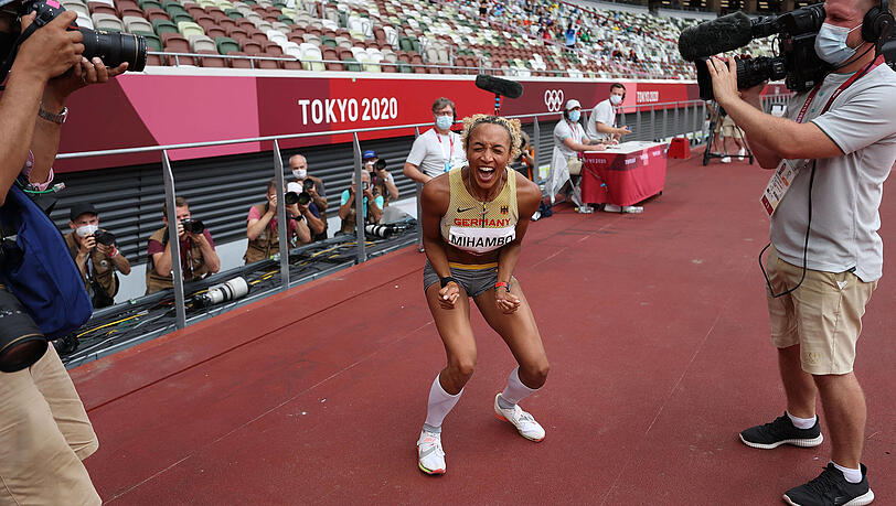 Der Goldschrei: Deutschlands Weitsprung-Star Malaika Mihambo im Augenblick ihres Olympia-Triumphes bei den Spielen in Tokio. Der Goldschrei: Deutschlands Weitsprung-Star Malaika Mihambo im Augenblick ihres Olympia-Triumphes bei den Spielen in Tokio.