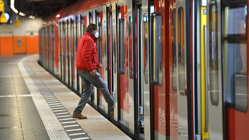 Seit Jahren gibt es einen Streit, wie viele Gleise für die S4 dazu gebaut werden sollen, um eine Entlastung zu schaffen. (Symbolbild)