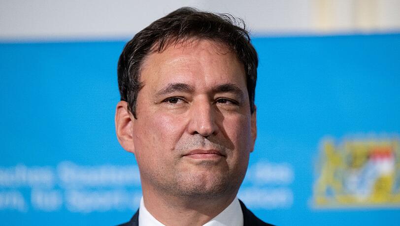 Nach Bekanntwerden des Justizskandals in Gablingen zeigt sich Bayerns Justizminister Georg Eisenreich (CSU) bereit, über mögliche Gesetzesreformen zu diskutieren. Nach Bekanntwerden des Justizskandals in Gablingen zeigt sich Bayerns Justizminister Georg Eisenreich (CSU) bereit, über mögliche Gesetzesreformen zu diskutieren.