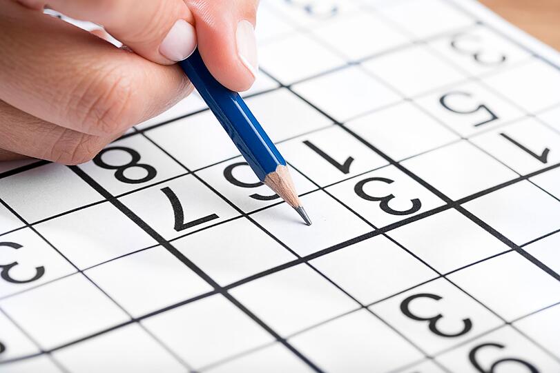 Eine beliebte Methode für Gehirnjogging sind Denksportaufgaben wie Sudokus, Kreuzworträtsel oder Puzzles. Allerdings sollten Sie nicht nur Ihr analytisches Denkvermögen trainieren. Um Ihr Gedächtnis langfristig fit zu halten, sollten Sie Ihr Gehirn auch immer wieder mit kreativen und emotionalen Methoden trainieren und stärken. Eine beliebte Methode für Gehirnjogging sind Denksportaufgaben wie Sudokus, Kreuzworträtsel oder Puzzles. Allerdings sollten Sie nicht nur Ihr analytisches Denkvermögen trainieren. Um Ihr Gedächtnis langfristig fit zu halten, sollten Sie Ihr Gehirn auch immer wieder mit kreativen und emotionalen Methoden trainieren und stärken.