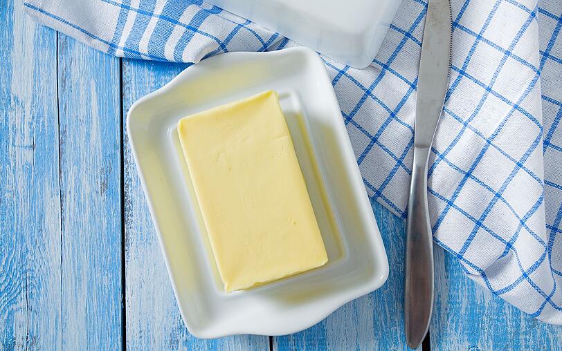 Um Butter besser auf dem Brot verstreichen zu k&ouml;nnen, lagern viele Menschen sie bei Raumtemperatur. Dies ist f&uuml;r eine begrenzte Zeit m&ouml;glich, sofern die Butter in einer luftdichten Butterdose aufbewahrt wird. Gesalzene Butter kann sich so bis zu zehn Tage halten. Bei besonders hohen Zimmertemperaturen, etwa im Sommer, sollte die Butter aber lieber im K&uuml;hlschrank aufbewahrt werden.