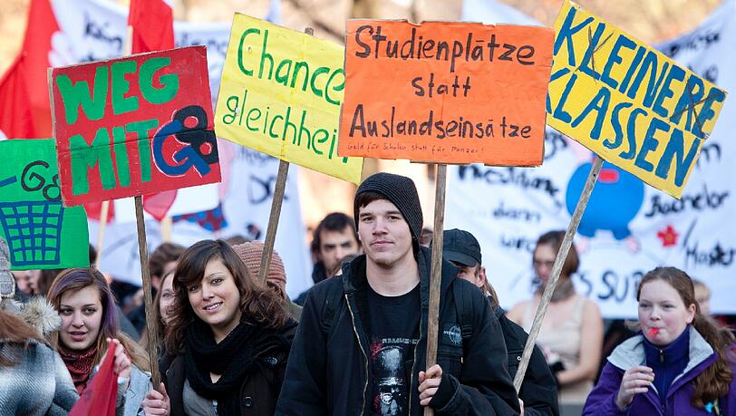 Mehrere tausend Schüler und Studenten haben am Donnerstag unter anderem auch in München für die Abschaffung der Studiengebühren und für mehr Mitbestimmungsrechte demonstriert. Mehrere tausend Schüler und Studenten haben am Donnerstag unter anderem auch in München für die Abschaffung der Studiengebühren und für mehr Mitbestimmungsrechte demonstriert.