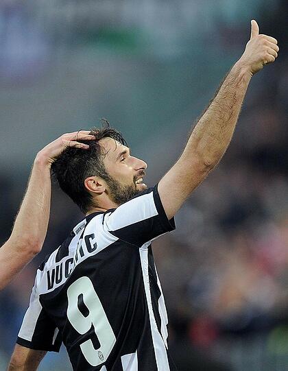 Was ist denn hier los? Juve-Star Mirko Vucinic feiert seine Tore gerne und zieht dabei die Hose aus. Beim Champions-League-Spiel gegen die Bayern will er dem Rekordmeister kein schönes Klima bereiten...