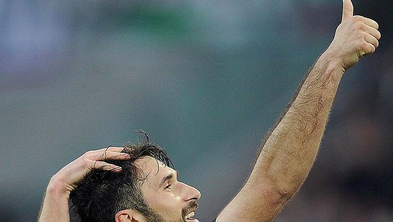 Was ist denn hier los? Juve-Star Mirko Vucinic feiert seine Tore gerne und zieht dabei die Hose aus. Beim Champions-League-Spiel gegen die Bayern will er dem Rekordmeister kein schönes Klima bereiten... Was ist denn hier los? Juve-Star Mirko Vucinic feiert seine Tore gerne und zieht dabei die Hose aus. Beim Champions-League-Spiel gegen die Bayern will er dem Rekordmeister kein schönes Klima bereiten...