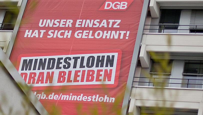 Nach Einschätzung von Fachleuten sorgt die Anrechnung von Sonderzahlungen im Alltag immer wieder für Konfliktpotenzial. Nach Einschätzung von Fachleuten sorgt die Anrechnung von Sonderzahlungen im Alltag immer wieder für Konfliktpotenzial.