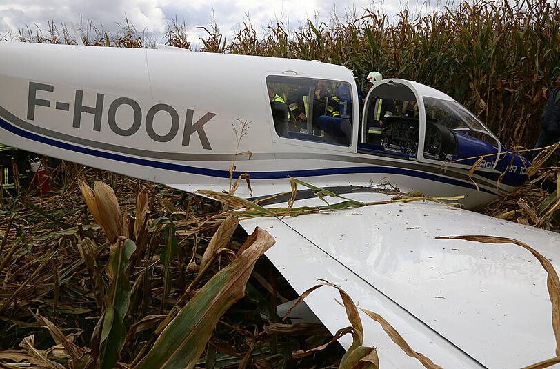 Ein einmotoriges Sportflugzeug landete nahe dem Flugplatz Mößling in einem Maisfeld: die Bilder von der Unfallstelle.