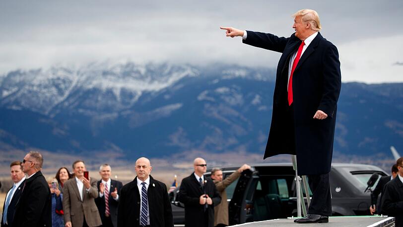 Erhabene Pose: Vor den bevorstehenden US-Kongresswahlen kommt Präsident Donald Trump im November für eine Wahlkampfkundgebung am Bozeman Yellowstone Flughafen in Montana an.
