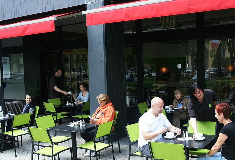 Mittags sitzen Büroleute auf der Terrasse und entscheiden sich für das bayerische oder für das sächsische Tagesgericht.