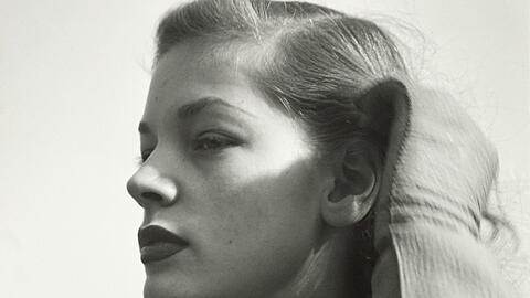 Die Schauspielerin Lauren Bacall in New York. Der Fotograf Hermann Landshoff hat das Bild im Jahr 1945 gemacht.