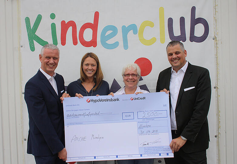 Stolze Scheckübergabe: Ein schöne Summe kam bei der Spenden-Aktion für die Arche zusammen.