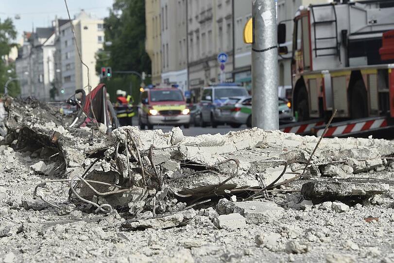 In der Kapuzinerstraße sind Teile eines Hausdachs einfach auf die Straße gefallen.