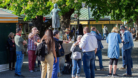 Ein Bild von Ende April: Menschen trinken am Liesl-Karlstadt-Brunnen auf dem Viktualienmarkt &ndash; ohne Mindestabstand. (Archivbild)