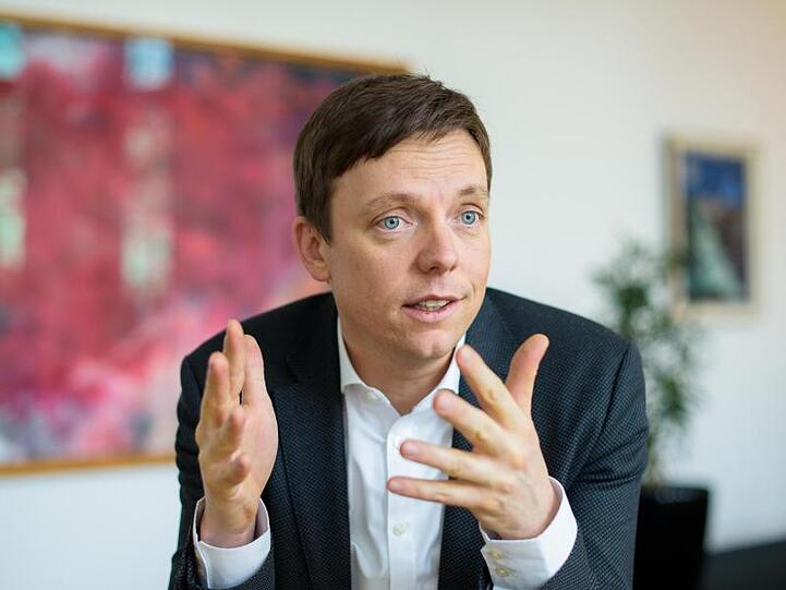 Der Ministerpräsident des Saarlandes, Tobias Hans, während eines Interviews in seinem Büro.