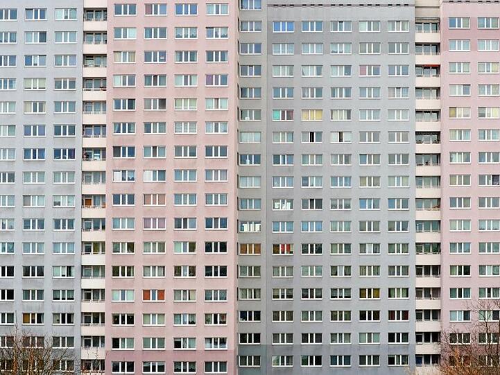 Die Fassade eines Neubaublocks. Foto: Jens Kalaene/Archivbild