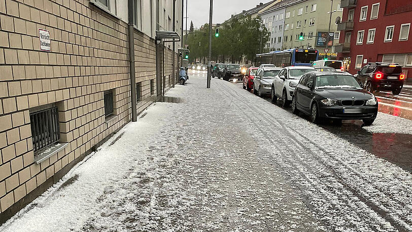 Ein Bild von Mittwochabend: Hagel in der Nähe vom Harras.