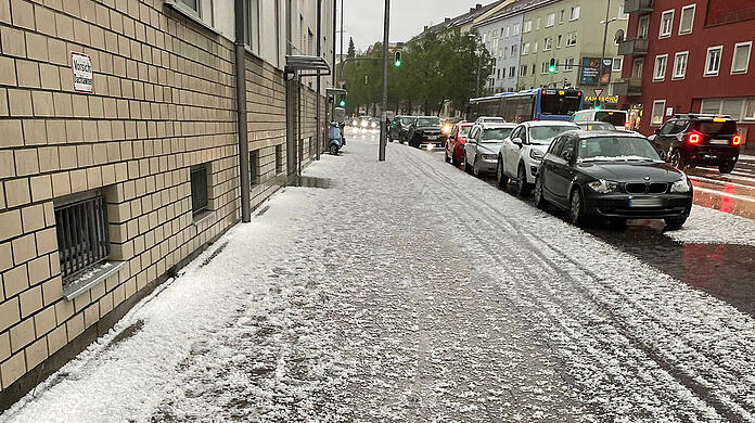 Ein Bild von Mittwochabend: Hagel in der Nähe vom Harras.